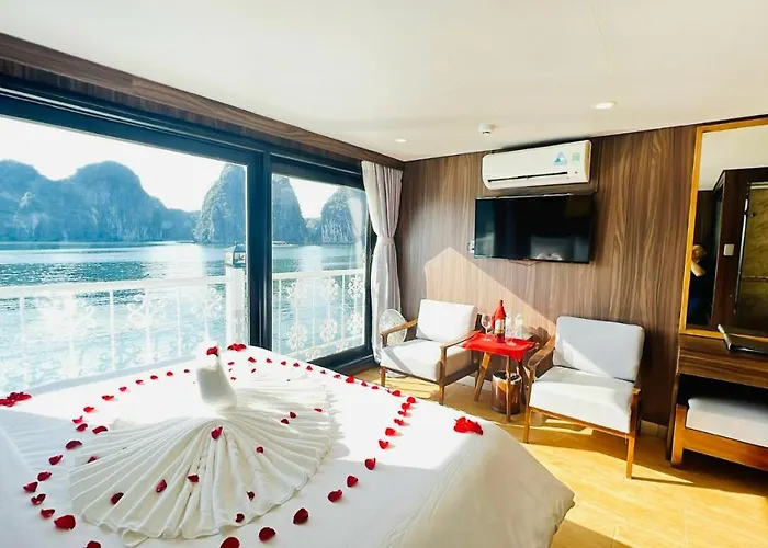 Unicharm Cruise  Hạ Long
