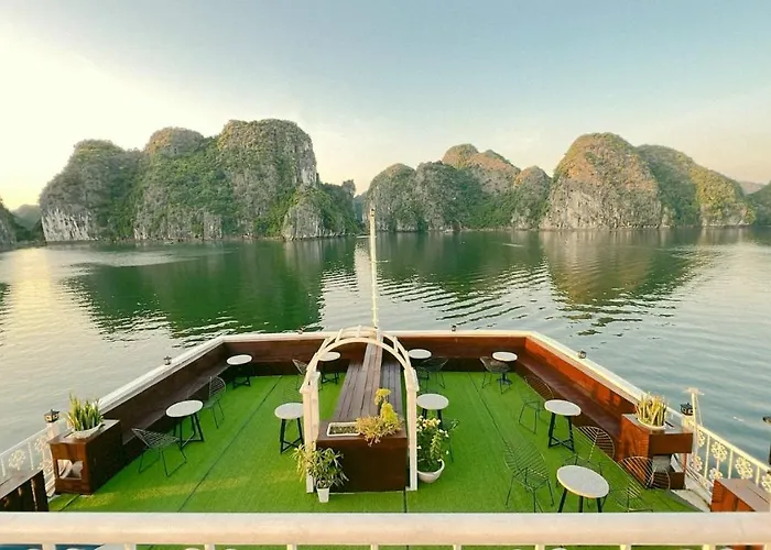 Unicharm Cruise Hạ Long