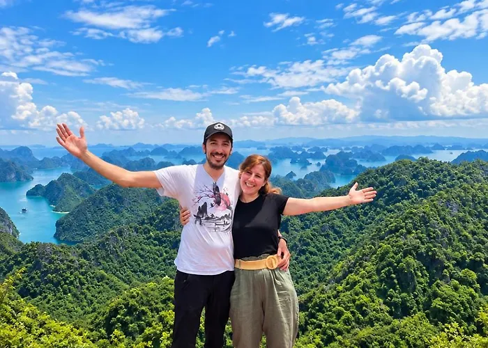 Unicharm Cruise - Hidden Route 2 Bays & Viet Village 4* Hạ Long